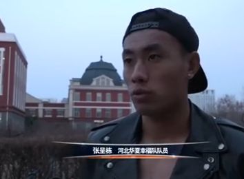 影片《伟大的愿望》讲述的是王大陆与魏大勋饰演的两个18岁男生，在得知他们的死党彭昱畅因绝症即将逝去的噩耗后，决定帮他圆梦的故事